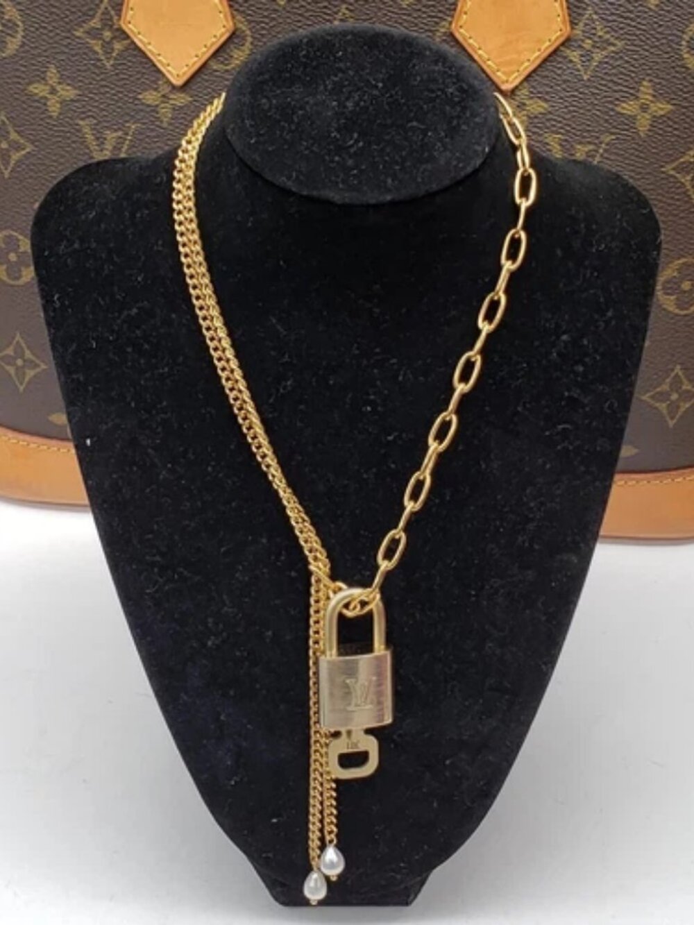 Gold-Plated Necklace with Authentic Louis Vuitton Padlock - Picture 5 of 11
